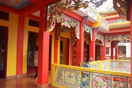 Một góc phủ với lan can và hàng cột trang trí như cung vua phủ chúa ngày xưa