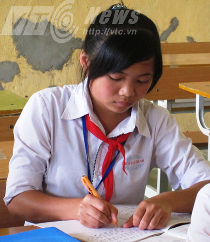 Em Lò Thị Ngân từng cười rũ rượi trong trường 