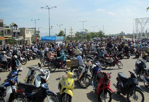 Bỏ mặc xe máy để vào chen lấn