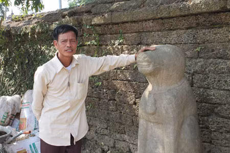 Ông Ngọ Văn Tuyến là hậu duệ thứ 16 của dòng họ xứ Kinh Bắc xưa đang tiếp nối công việc gìn giữ nơi thờ tự qua bao biến cố thăng trầm, binh đao khói lửa suốt hơn 300 năm qua