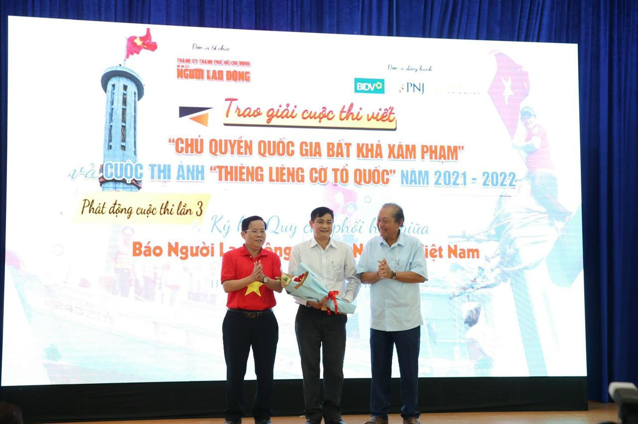 Nguyên phó Thủ tướng Thường trực Chính phủ Trương Hòa Bình trao giải cho tác giả Nguyễn Trung Trực đạt Giải Nhất bộ ảnh "Tổ quốc trong trái tim người lính mũ nồi xanh". Nguyên phó Thủ tướng Thường trực Chính phủ Trương Hòa Bình trao giải cho tác giả Nguyễn Trung Trực đạt Giải Nhất bộ ảnh "Tổ quốc trong trái tim người lính mũ nồi xanh".