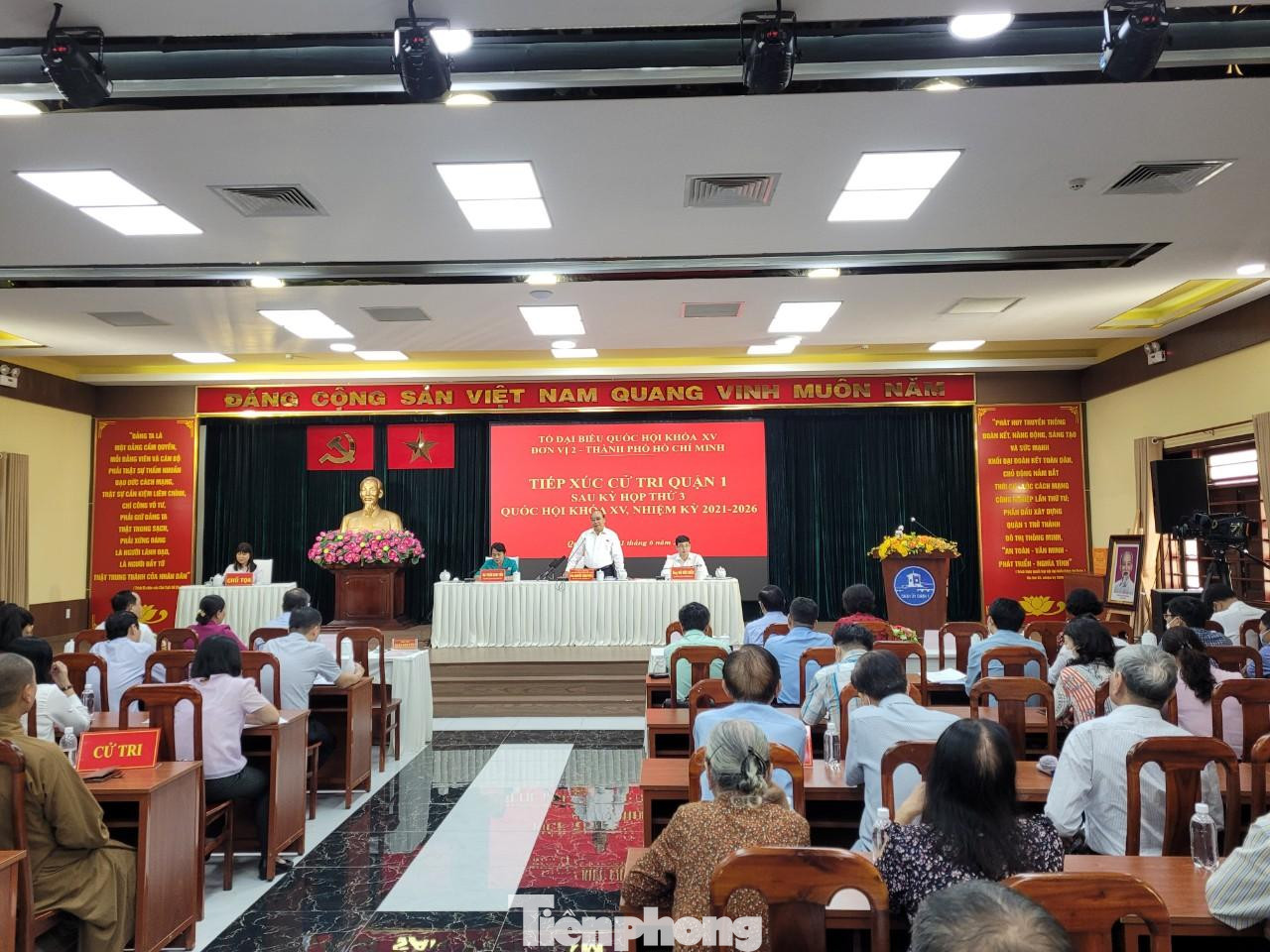 Quang cảnh buổi tiếp xúc cử tri.