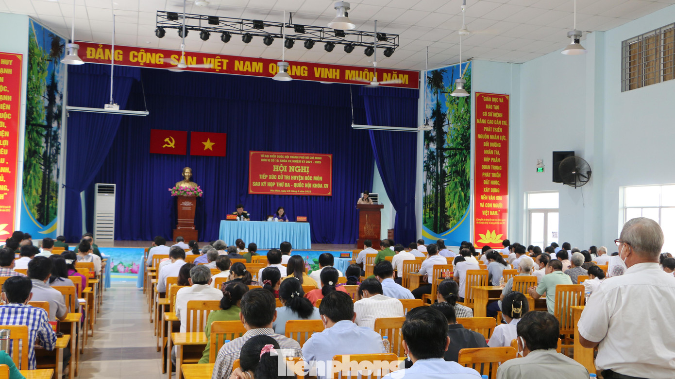 Quang cảnh buổi tiếp xúc cử tri.