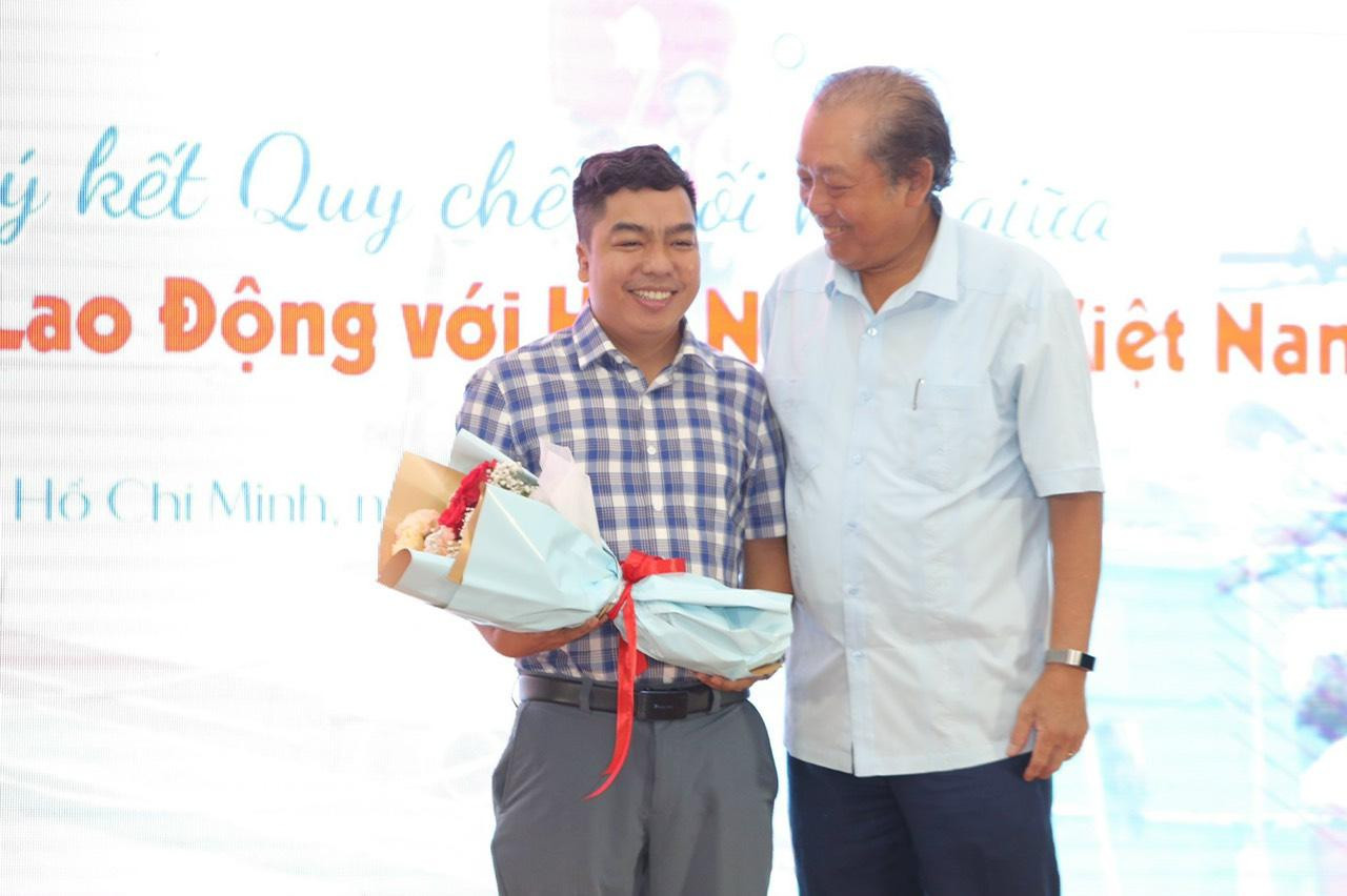 Tác giả Hà My (Ngô Phước Tuấn), đạt Giải Nhất cuộc thi viết "Chủ quyền quốc gia bất khả xâm phạm" với tác phẩm "Lá thư từ Trường Sa". Tác giả Hà My (Ngô Phước Tuấn), đạt Giải Nhất cuộc thi viết "Chủ quyền quốc gia bất khả xâm phạm" với tác phẩm "Lá thư từ Trường Sa".