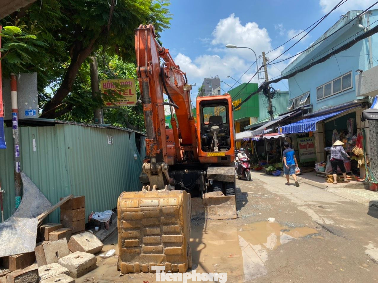 Công trình thoát nước đường Nguyễn Văn Công (phường 3, quận Gò Vấp) dài hơn 2km trễ tiến độ, mặt đường đào bới nham nhở.