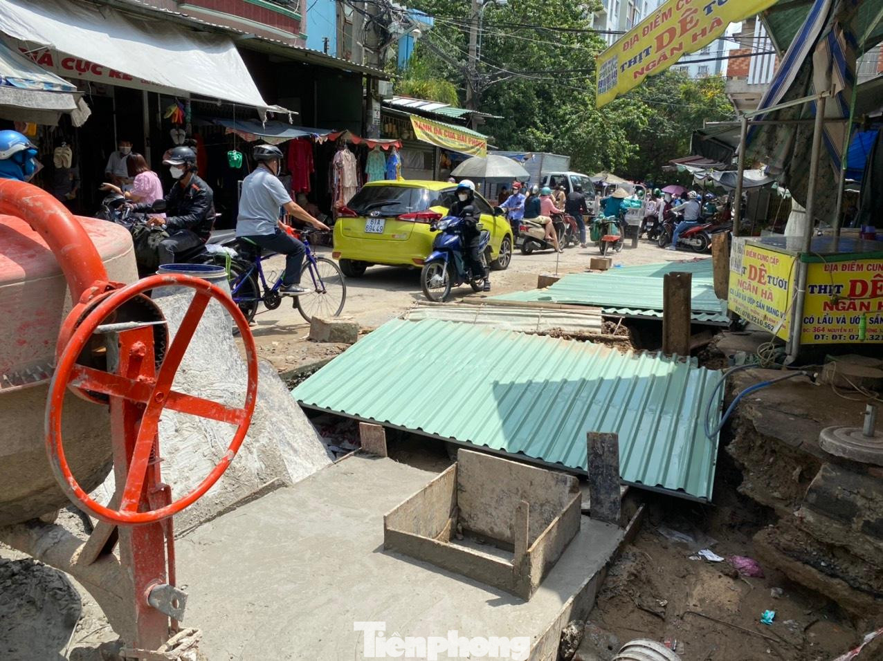 Theo quan sát, hiện nay, trên đoạn đường Nguyễn Văn Công không có công nhân thi công, vật tư, máy móc, sắt thép, tôn… để ngổn ngang trên đường.