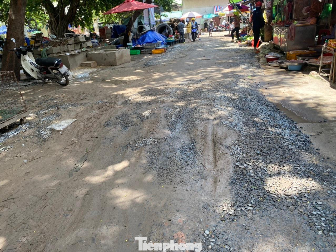 Nhiều đoạn được đào lên rồi tái lập sơ sài, gây nhếch nhác và không đảm bảo an toàn cho người đi đường.