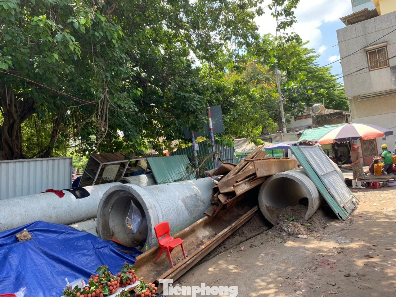 Theo ban quản lý dự án đầu tư xây dựng khu vực quận Gò Vấp, đơn vị đã đôn đốc nhắc nhở và phối hợp đơn vị thi công khắc phục, không ảnh hưởng đến việc đi lại, sinh hoạt của người dân. Công trình dự kiến hoàn thành vào cuối năm nay.