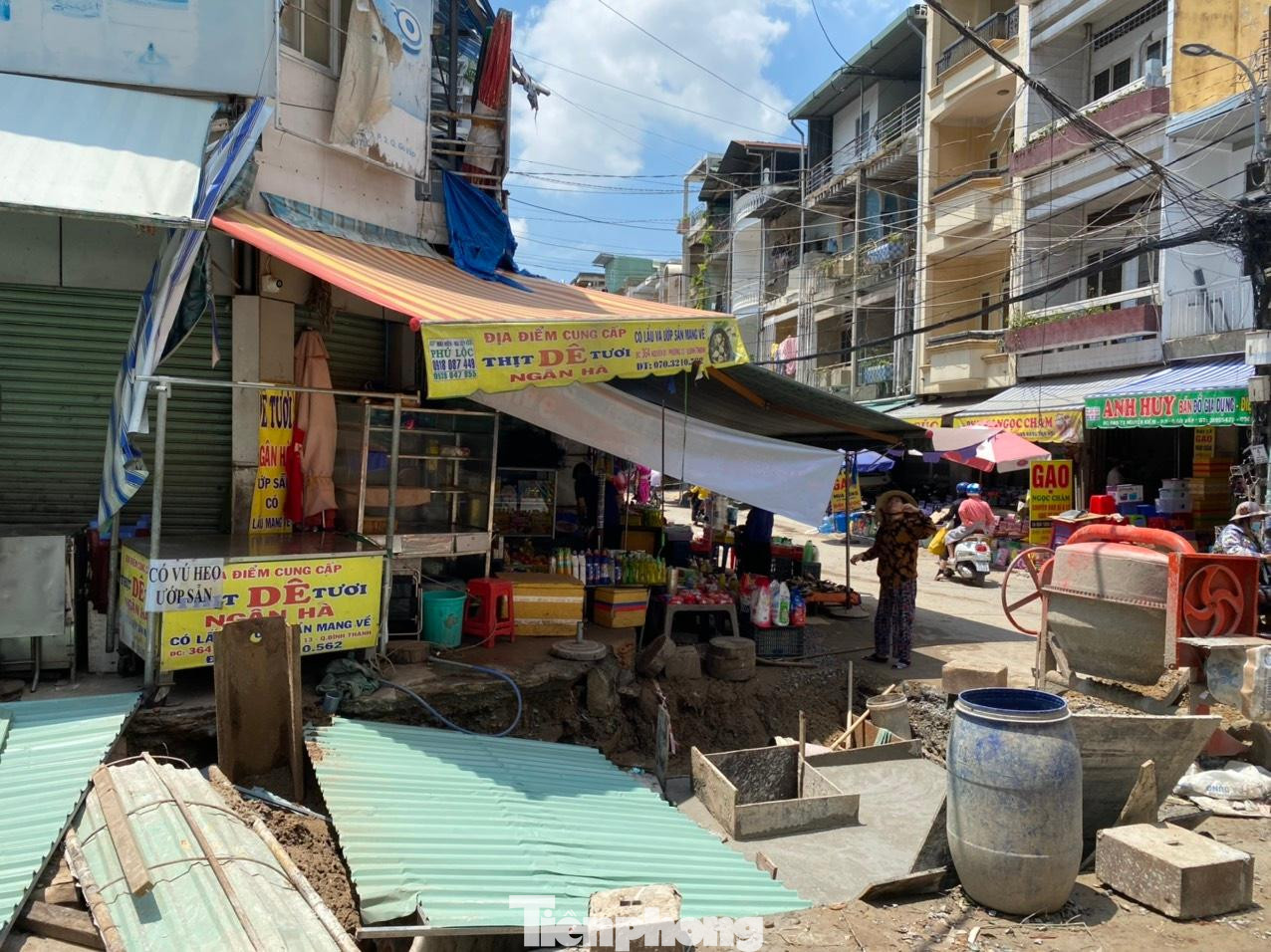 Chị Nguyễn Thị Lự, buôn bán tại khu chợ đường Nguyễn Văn Công cho biết: "Sạp hàng buôn bán của tôi nằm sát công trình của dự án, khi các công nhân đào bới lấp đất nước tràn vào các hố ga phụ trong sạp gây mùi hôi khó chịu".