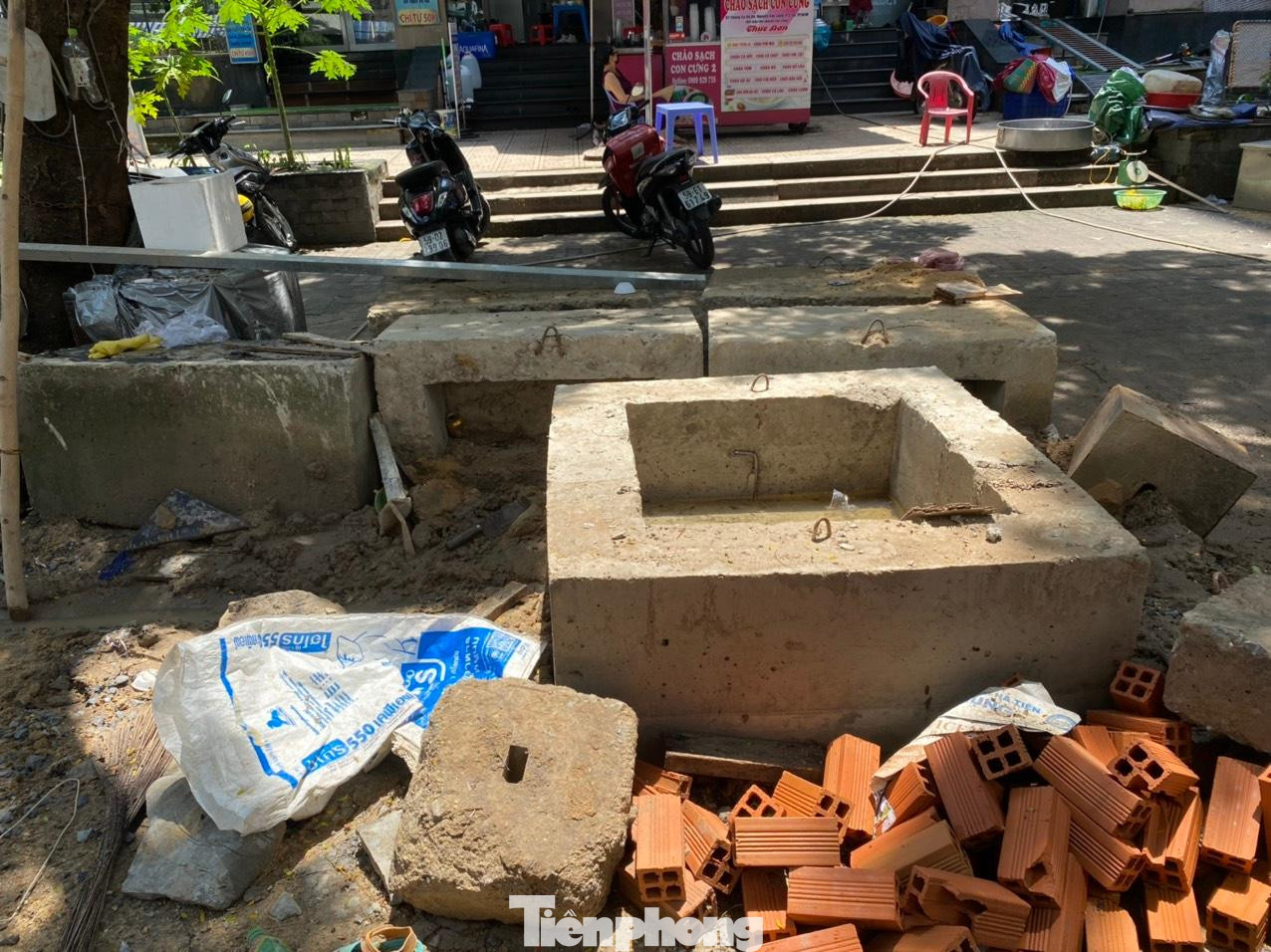 Việc đi lại, sinh hoạt của người dân trên đoạn đường Nguyễn Văn Công cũng bị thay đổi, tai nạn luôn rình rập người dân khi vật tư của công trình ngổn ngang.