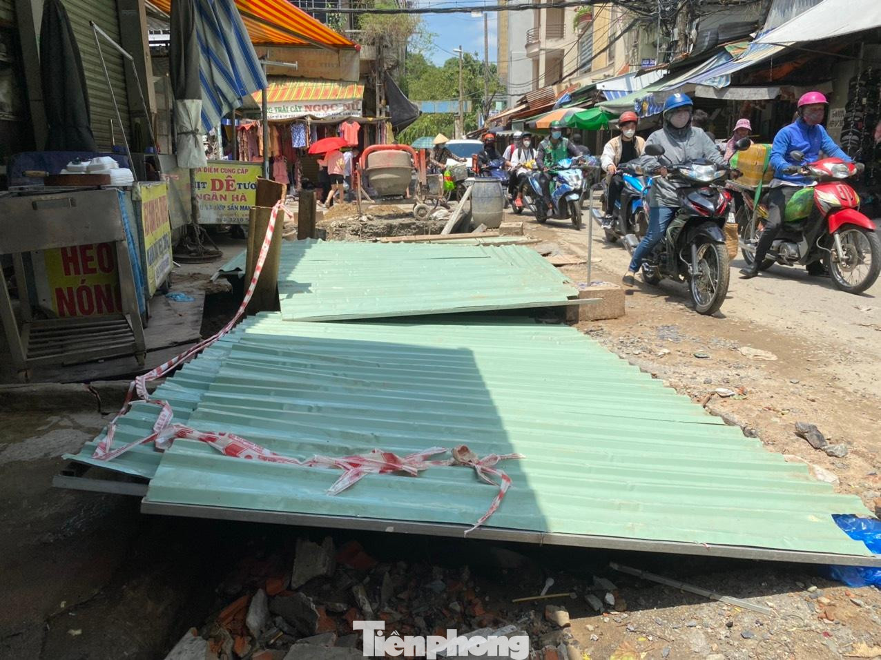Cũng tại đoạn đường này nhiều tiểu thương phản ánh, khi công trình thi công thoát nước tái hoạt động trở lại, công việc buôn bán của họ bị ảnh hưởng nặng nề. Nhiều sạp hàng của tiểu thương không thoát được nước thải, mùi hôi bốc lên khó chịu.