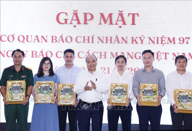 Chủ tịch nước Nguyễn Xuân Phúc tặng quà lưu niệm cho các Tổng Biên tập, Trưởng các cơ quan báo chí, nhà báo tiêu biểu trên địa bàn TPHCM. Ảnh: TTXVN Chủ tịch nước Nguyễn Xuân Phúc tặng quà lưu niệm cho các Tổng Biên tập, Trưởng các cơ quan báo chí, nhà báo tiêu biểu trên địa bàn TPHCM. Ảnh: TTXVN