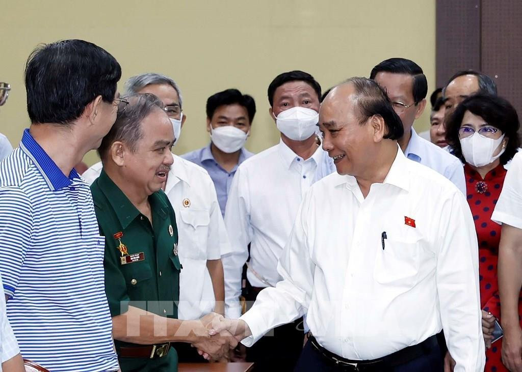 Chủ tịch nước và các cử tri TPHCM. Ảnh: TTXVN