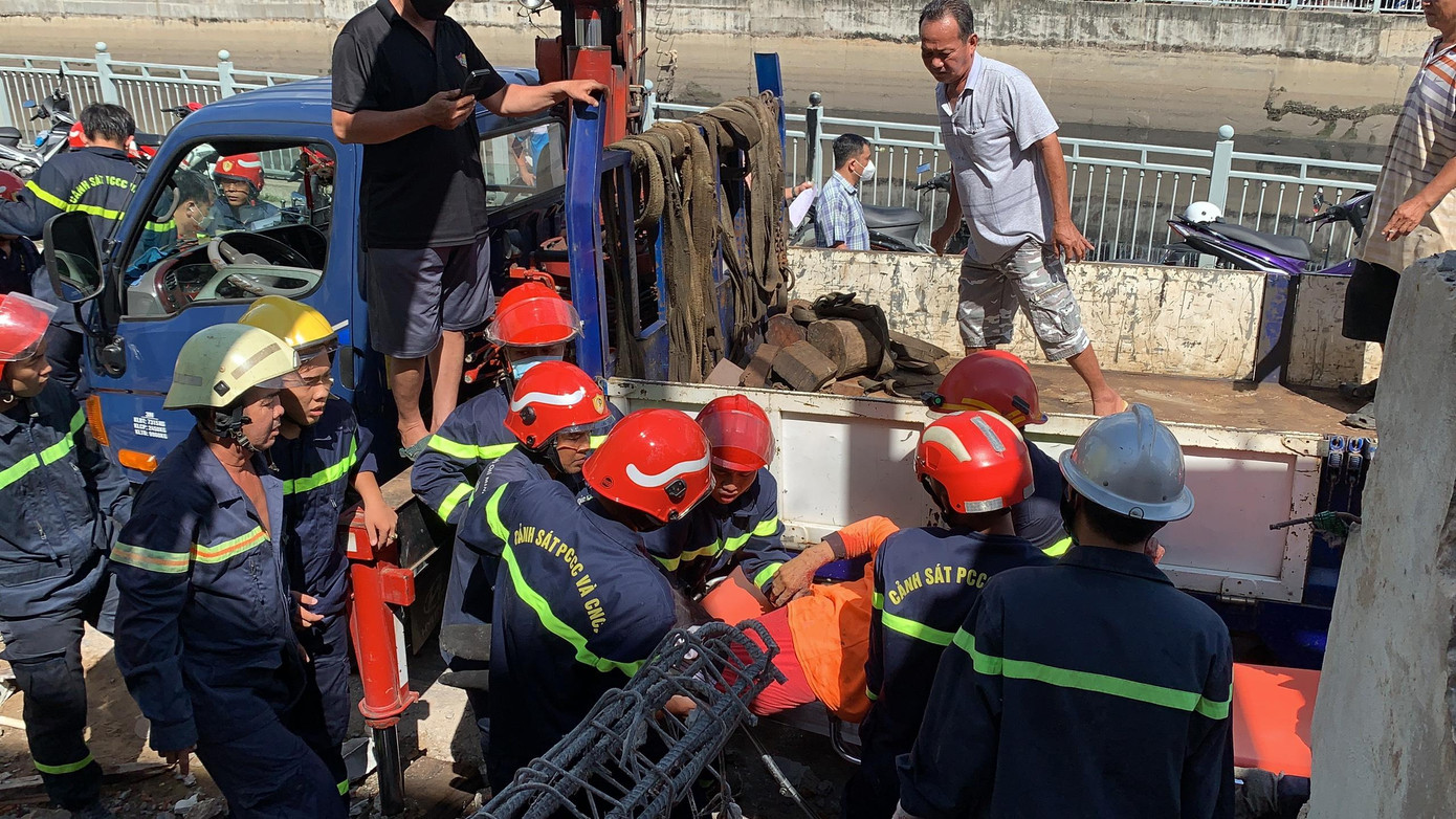 Hiện trường vụ sập tường công trình làm hai người thương vong ở TPHCM ảnh 8