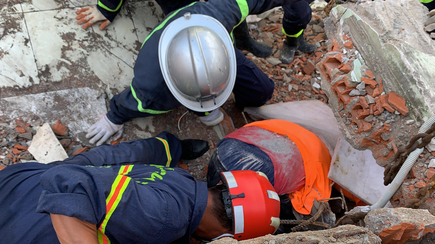 Ngay sau khi nhận được thông tin, lực lượng Cảnh sát Phòng cháy chữa cháy và Cứu nạn cứu hộ đã được triển khai đến hiện trường để tìm kiếm các nạn nhân còn bị mắc kẹt bên trong đống đổ nát.