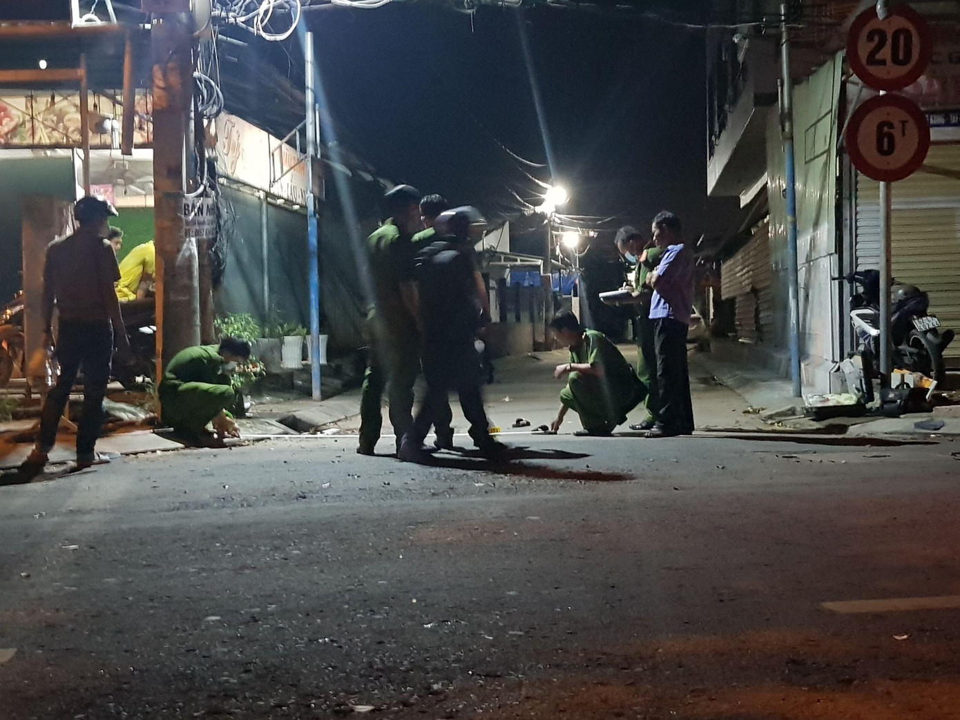 Cơ quan chức năng khám nghiệm hiện trường vụ án mạng.