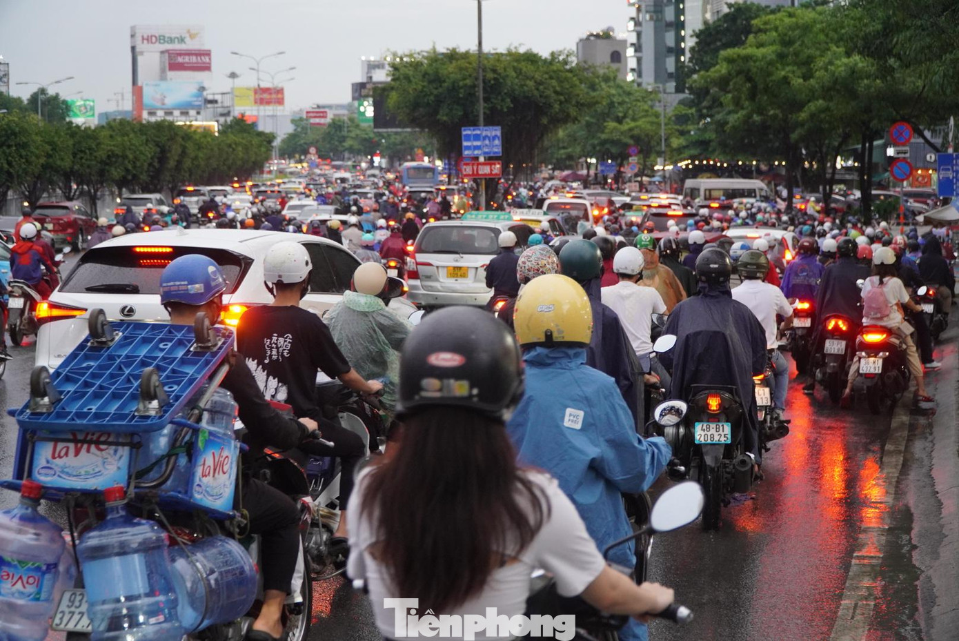 Giao thông trên đường Điện Biên Phủ diễn ra khá hỗn loạn, tất cả các làn đường đều ken cứng phương tiện.