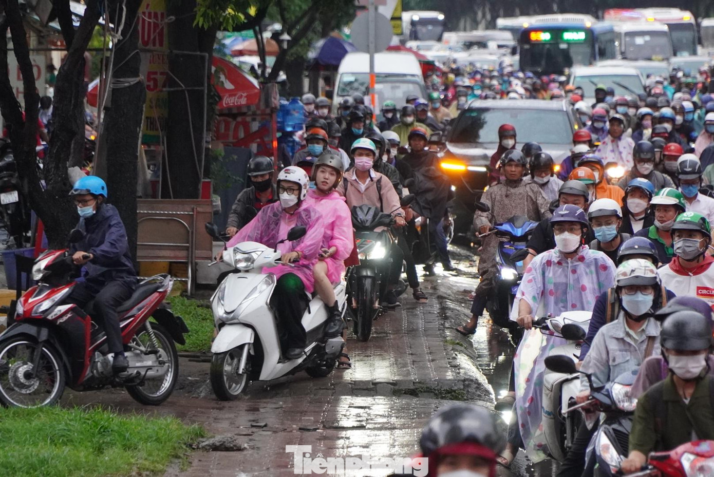 Tại khu vực đường Điện Biên Phủ, quận Bình Thạnh (hướng từ cầu Sài Gòn về trung tâm thành phố) lượng phương tiện tham gia giao thông rất đông, dẫn đến tình trạng ùn ứ, di chuyển khó khăn.