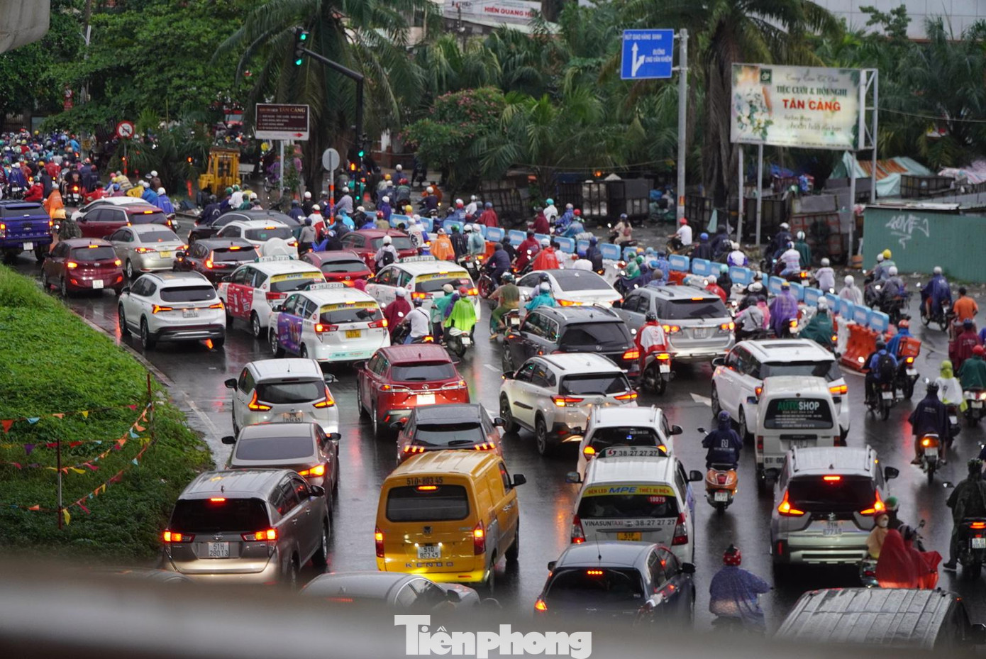 Ùn tắc kéo dài ở khu vực đường Nguyễn Hữu Cảnh (quận Bình Thạnh).