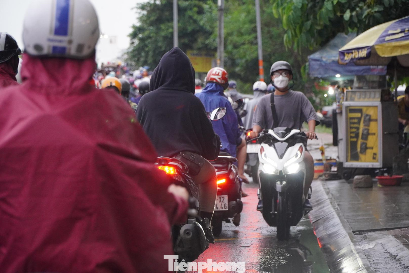 Nhiều người phải điều khiển xe di chuyển ngược chiều để thoát ra khỏi điểm kẹt xe.