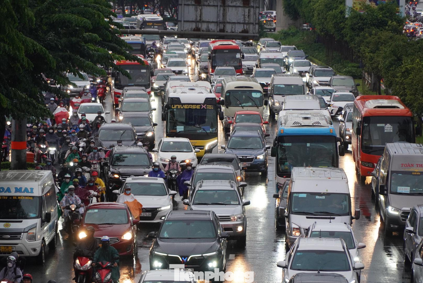 Từ chiều đến tối 22/6, mưa nặng hạt xuất hiện trên khắp địa bàn TPHCM, hàng loạt tuyến đường xảy ra tình trạng kẹt cứng, các phương tiện nhích từng chút trên đường.