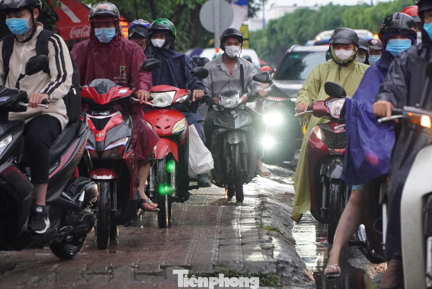 Nhiều người điều khiển xe máy di chuyển lên cả vỉa hè để mong có thể nhanh chóng rời khỏi đoạn đường ùn tắc.