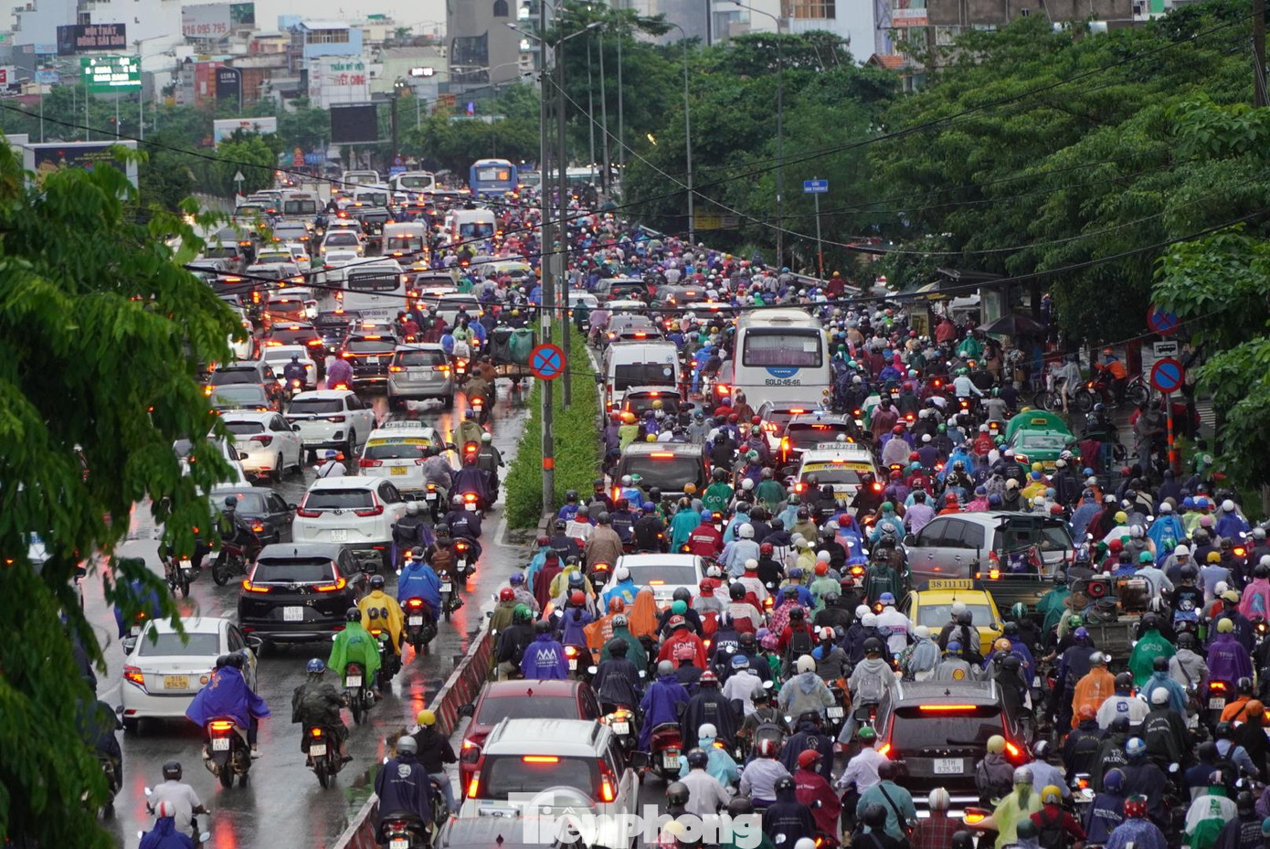 Dòng phương tiện chen chúc di chuyển sau mưa.