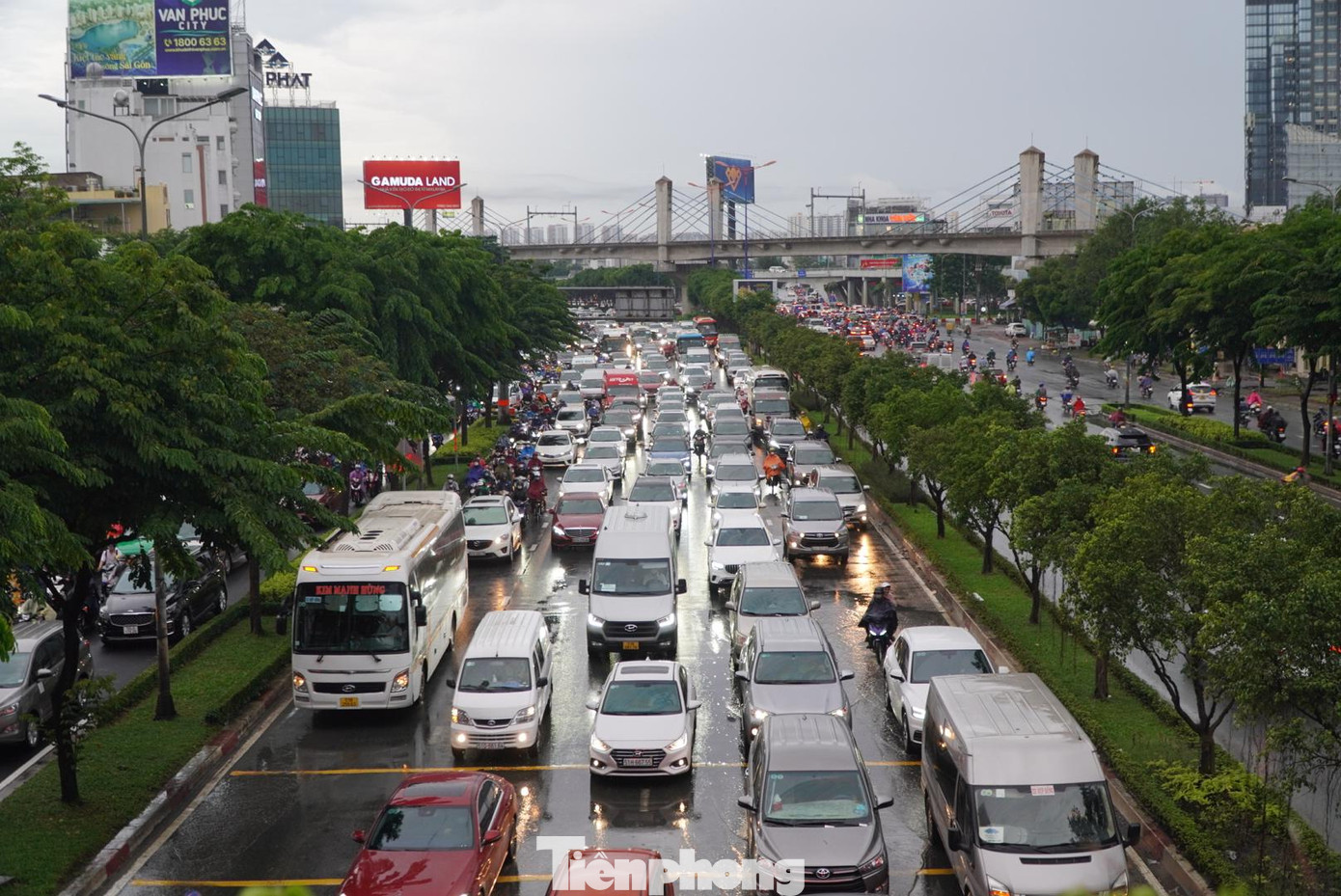 Đến hơn 18h cùng ngày, tình hình ùn tắc giao thông trên các tuyến đường ở TPHCM vẫn chưa có dấu hiệu thuyên giảm.