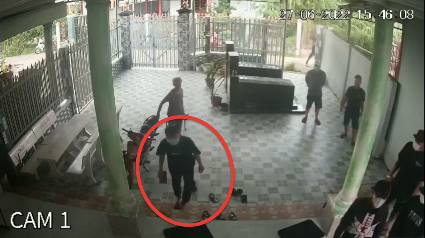 Đối tượng dùng gạch đập bể camera gắn ở khu vực cửa chính nhà bà T. Đối tượng dùng gạch đập bể camera gắn ở khu vực cửa chính nhà bà T.