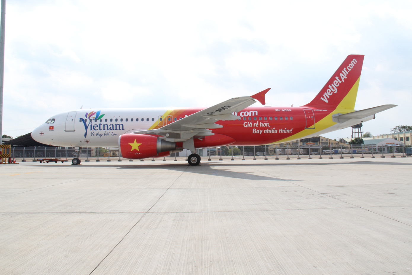 Tau bay VJC so hieu 669 mang Logo du lich quoc gia