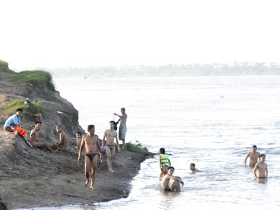 Một khu tắm “tiên” tại bãi giữa sông Hồng Ảnh: M.Đ