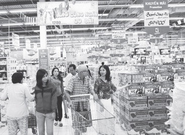 Người tiêu dùng mua sắm tại Big C. Ảnh: T.L. Người tiêu dùng mua sắm tại Big C. Ảnh: T.L