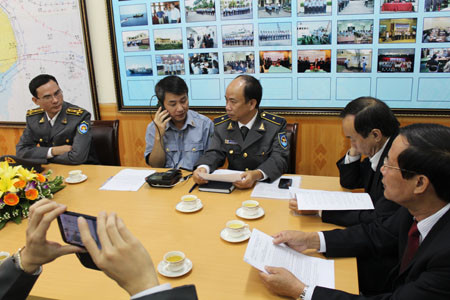 Cán bộ Kiểm ngư Việt Nam thực hiện kết nối thông kỹ thuật đường dây nóng về các vụ việc phát sinh đột xuất hoạt động nghệ cá trên biển giữa Việt Nam- Trung Quốc. Ảnh: Huy Chiến