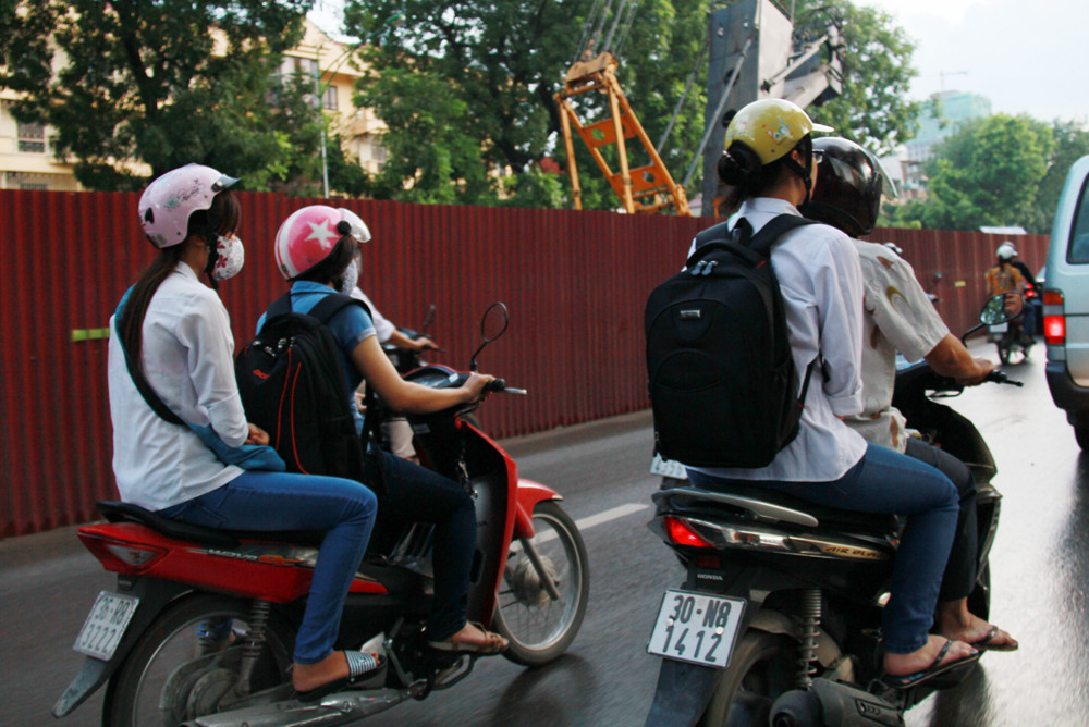 Trong khi nhiều sĩ tử đã đến trường từ khá sớm thì nhiều người vẫn còn đang trên đường. Ảnh: Trường Phong