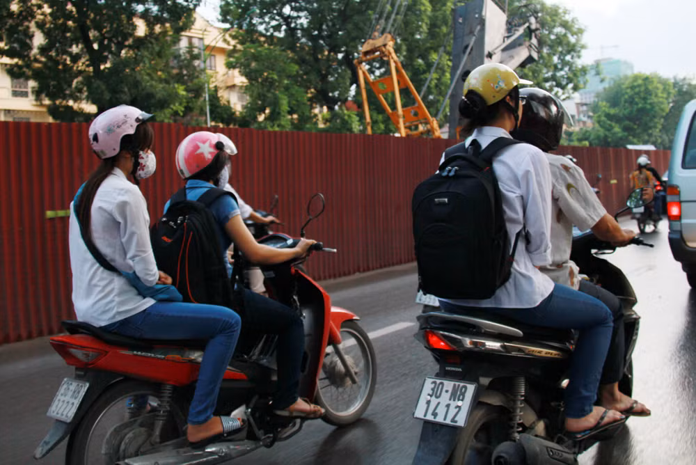 Trong khi nhiều sĩ tử đã đến trường từ khá sớm thì nhiều người vẫn còn đang trên đường. Ảnh: Trường Phong
