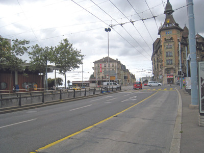 Đường phố hiện đại xen lẫn kiến trúc cổ