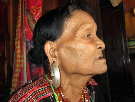 Thiếu nữ căng tai làm 'chết mê' trai bản… ảnh 2