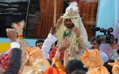 Trang phục vương giả của chú rể Chú rể và cô dâu qua cửa kính ô tô Cô dâu Aishwarya Rai - Hoa hậu thế giới năm 1994 Chiếc xe kết đầy hoa Công chúng đón chào chú rể Nhảy múa chào mừng trước nhà chú rể Đúng như một ông hoàng