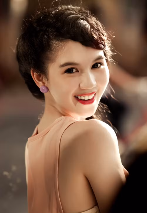 Ngọc Trinh trẻ trung và đáng yêu với mái tóc dài mái bằng. Sang trọng, quý phái khi búi gọn. Kiểu tóc tết lệch tinh nghịch và thời thượng. Ngọc Trinh gợi cảm với phần mái lệch buông xõa. Kiểu tóc dài tỉa mỏng. "Nữ hoàng nội y" vẫn rất quyến rũ với kiểu tóc đơn giản này. Tóc xoăn bồng bềnh. Tóc đuôi gà trẻ trung, năng động. Kiểu tóc dạ tiệc làm tôn lên vẻ kiêu sa của người đẹp. Và kiểu tóc tết cầu kỳ tạo cho Ngọc Trinh vẻ quyến rũ đầy mê hoặc.