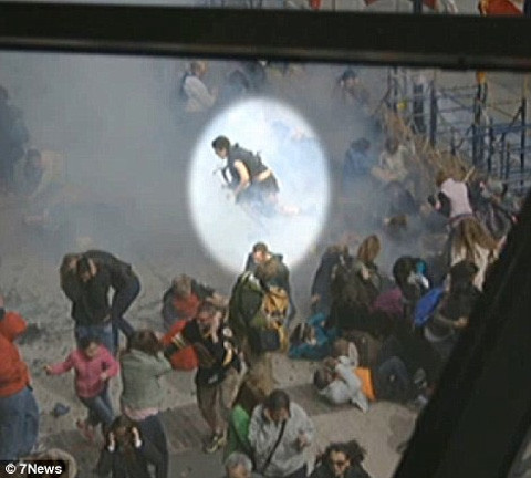 Người đàn ông đầy khả nghi bước đi một cách bình thản sau khi vụ nổ xảy ra. Cảnh sát đang điều tra người đàn ông này