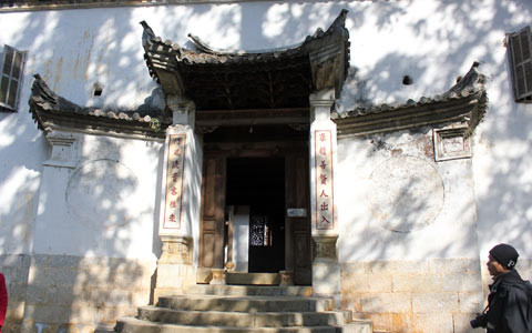 Nổi bật trong kiến trúc, điêu khắc trong ngôi dinh thự là ảnh hưởng nặng nề của thuốc phiện. Những vì kèo được khắc họa hình hoa anh túc. Một trong nhiều họa tiết khắc họa rõ hình hoa thuốc phiện - loài cây điển hình trong một thời kỳ ở vùng cao nguyên đá. Trong khu dinh thự họ Vương, các phiến đá kê cột nhà đều được tiện, gọt thành hình quả thuốc phiện. Sau khi mài nhẵn, chúng đều được dùng những đồng bạc trắng đánh cho bóng loáng, biến màu đá trắng thành màu đồng thau, gần như màu quả thuốc phiện đã phơi khô. Họa tiết trang trí trên đầu đao kèo nhà được tiện hình quả thuốc phiện. Kho thuốc phiện được Vua Mèo Vương Chính Đức cho xây dựng phía bên trái ngôi dinh thự dùng để cất trữ thuốc phiện - một biểu tượng quyền lực của quý tộc Mông. Phía trong căn hầm Vua Mèo dùng để chứa thuốc phiện. Chiếc bể tắm được đục đẽo công phu hình bán nguyệt từ đá nguyên khối mà tương tuyền vốn là bể tắm sữa dê cho bà vợ thứ nhất của vua Mèo. Vua Mèo Vương Chính Đức và đại gia đình quý tộc của ông.