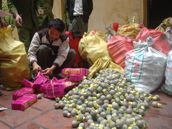 Khoảng nửa tạ pháo được để trên xe khách, rất nguy hiểm nếu không may bị phát nổ