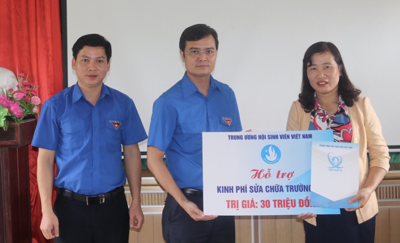 TƯ Đoàn thăm, tặng quà học sinh, sinh viên và người dân vùng lũ ảnh 4