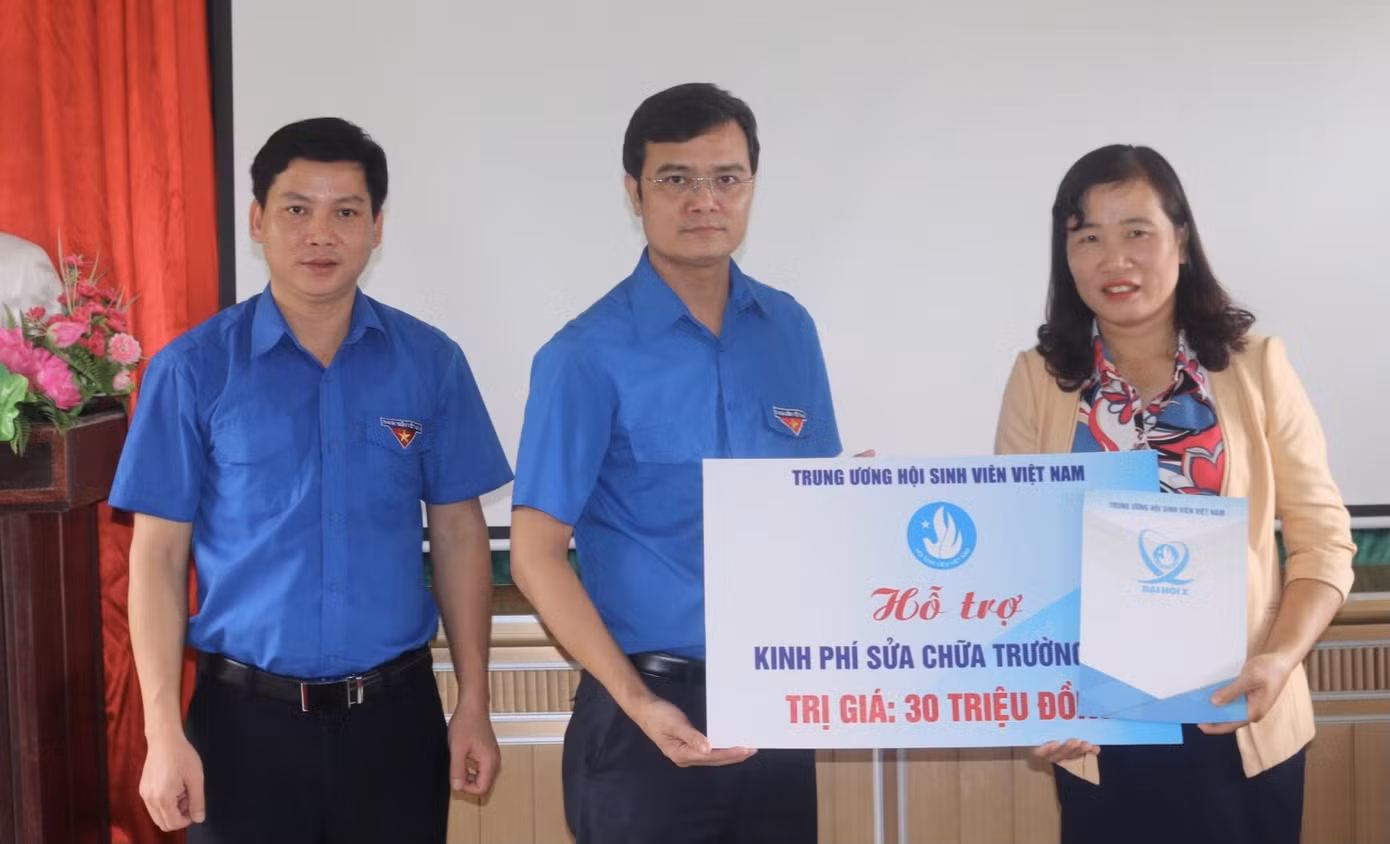 TƯ Đoàn thăm, tặng quà học sinh, sinh viên và người dân vùng lũ ảnh 4