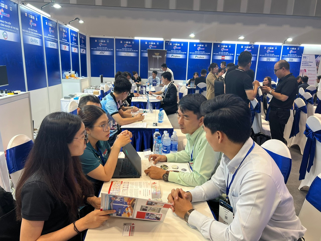 Các doanh nghiệp chào hàng đến đối tác. Ảnh: Uyên Phương