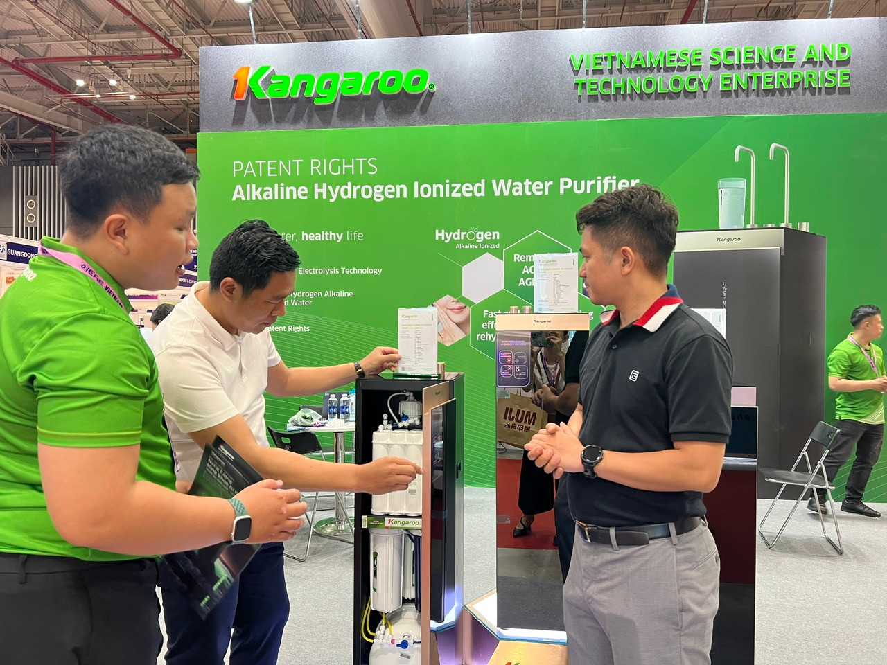 Các doanh nghiệp ngành phụ trợ không chỉ giới thiệu, bán hàng tại chỗ mà còn tích cực tìm kiếm đơn hàng lớn (ảnh: U.P) Các doanh nghiệp ngành phụ trợ không chỉ giới thiệu, bán hàng tại chỗ mà còn tích cực tìm kiếm đơn hàng lớn (ảnh: U.P)