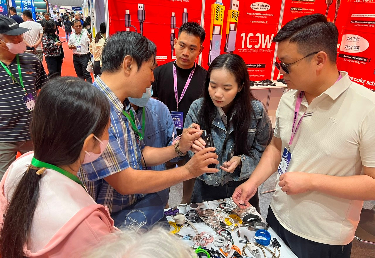 Doanh nghiệp ngành điện – điện tử, điện gia dụng trong nước sẵn sàng đáp ứng yêu cầu nhân lực trong lĩnh vực điện tử, công nghệ cao (ảnh: U.P) Doanh nghiệp ngành điện – điện tử, điện gia dụng trong nước sẵn sàng đáp ứng yêu cầu nhân lực trong lĩnh vực điện tử, công nghệ cao (ảnh: U.P)