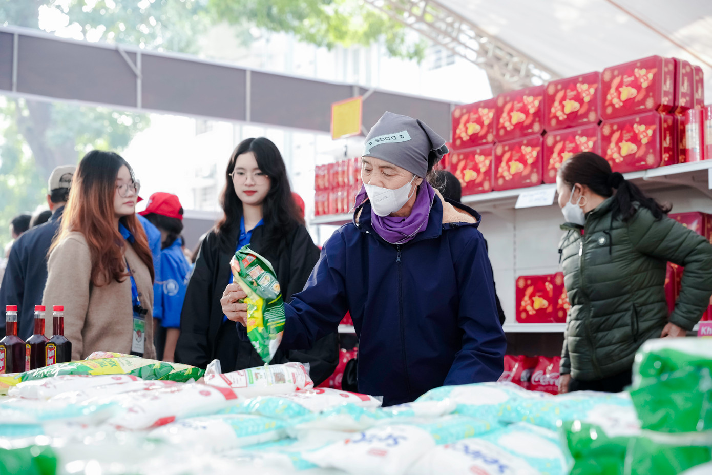 Người dân sắm Tết tại Chợ Tết 0 đồng của Coca-Cola