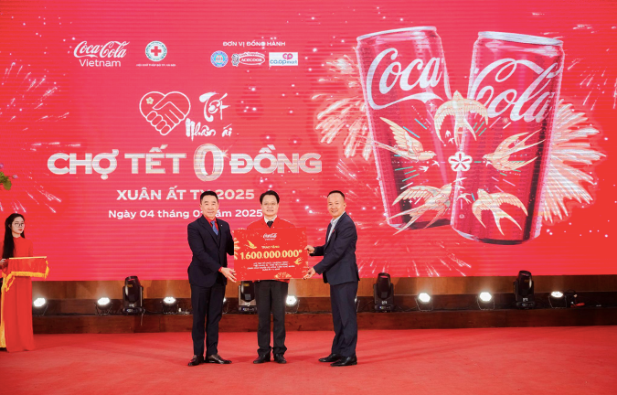 Đại diện Coca-Cola trao tiền tài trợ thực hiện chương trình Chợ Tết 0 đồng cho các hộ gia đình gặp khó khăn