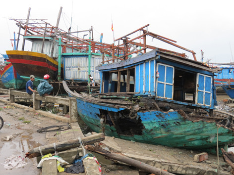 Tàu bị đánh bật lên bờ vỡ toác nằm ngổn ngang tại xã Cảnh Dương, Quảng Trạch, Quảng Bình. Ảnh: H.N